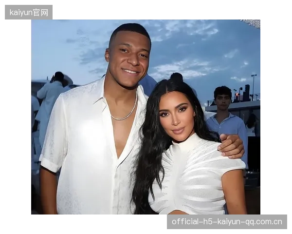 卡戴珊穿粉装现身F1新加坡站！为男友助阵，前夫也拍手叫好——情感与运动的激情交织